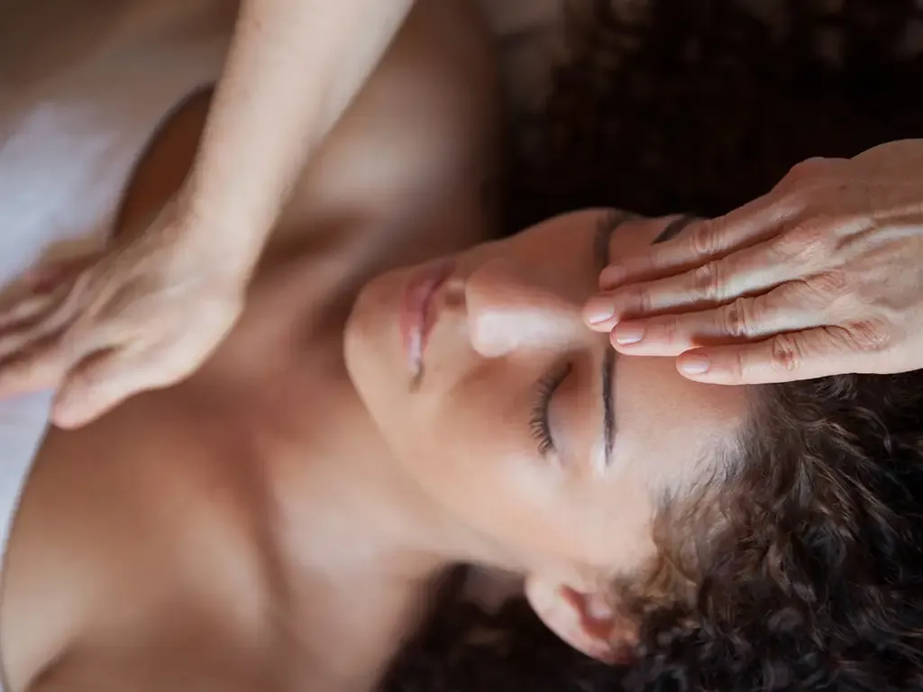 Een Reiki behandeling helpt je om spanning los te laten, je energie weer vrij te laten stromen en diepe ontspanning te ervaren. Reiki werkt met de universele levensenergie die door iedereen heen stroomt. Wanneer deze energie wordt geblokkeerd door stress, emoties of vermoeidheid, kun je klachten ervaren zoals onrust, vermoeidheid of lichamelijke spanning.